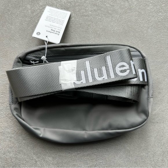 Lululemon Everywhere Belt Bag 1L Silver Drop/White Brand New - Picture 13 of 16